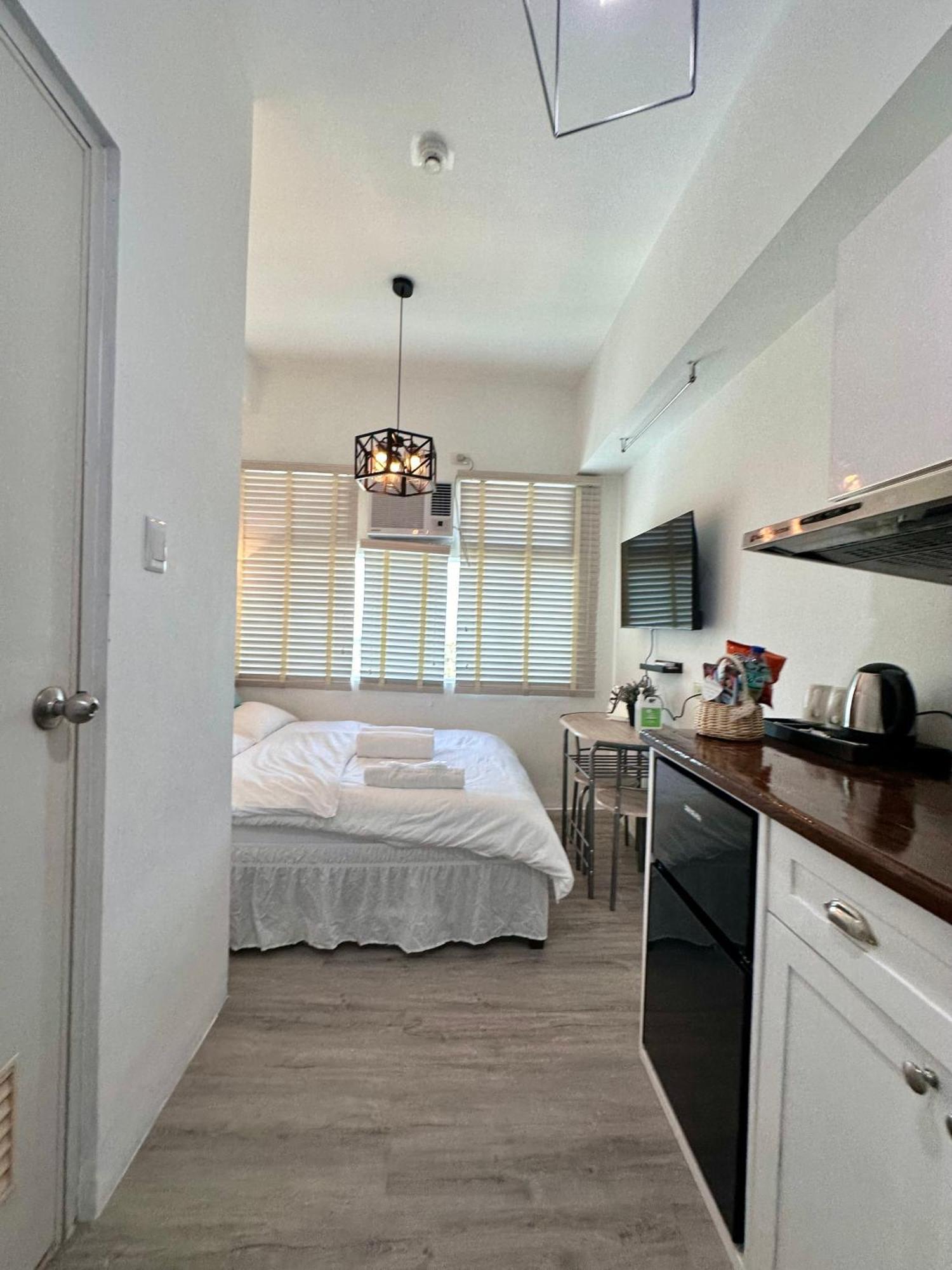 Studio One Condominium, Alabang - Bluu - Fiber Wi-Fi, Netflix-Ready Muntinlupa City Kültér fotó